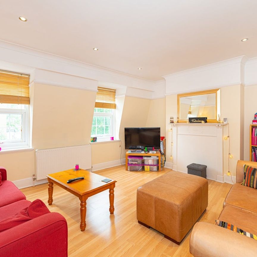 3 Bed Flat, The Mall, W5 - Photo 1