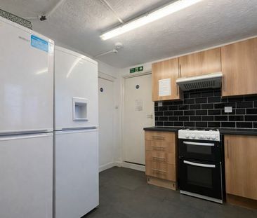 Furnished Double Room To Let - HP11 - Photo 6