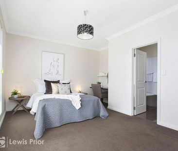 Prime Location - Neat & Tidy Courtyard Home - Photo 1