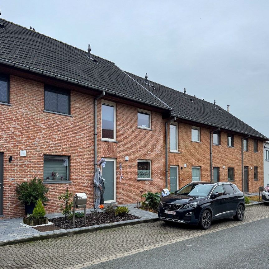 Rijwoning met 3 slaapkamers, garage en tuintje. - Photo 1