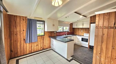 Westown - 3+ Bedrooms - Photo 2