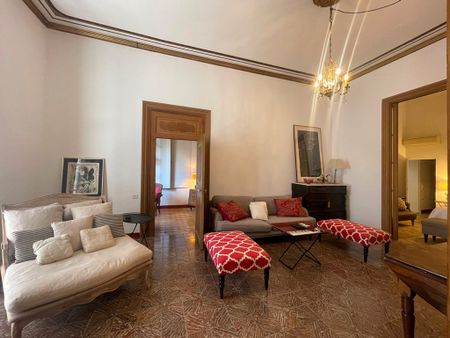 Apartamento muy representativo en planta noble 3 dormitorios, zona Plaza Mayor, Palma. - Photo 4