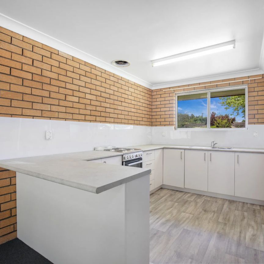 Refreshed 2 Bedroom Apartment, Excellent Location - Photo 1