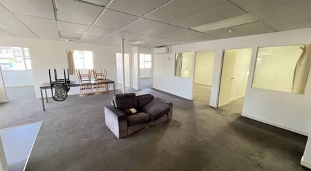 LARGE APARTMENT WITH SPACIOUS LIVING AREAS & BEDROOMS: - Photo 4