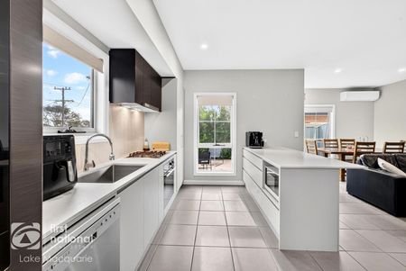 Modern 3-Bedroom Townhouse - Photo 5