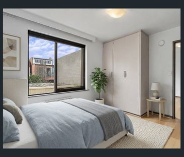 Space, Style and Inner-City Convenience! - Photo 2