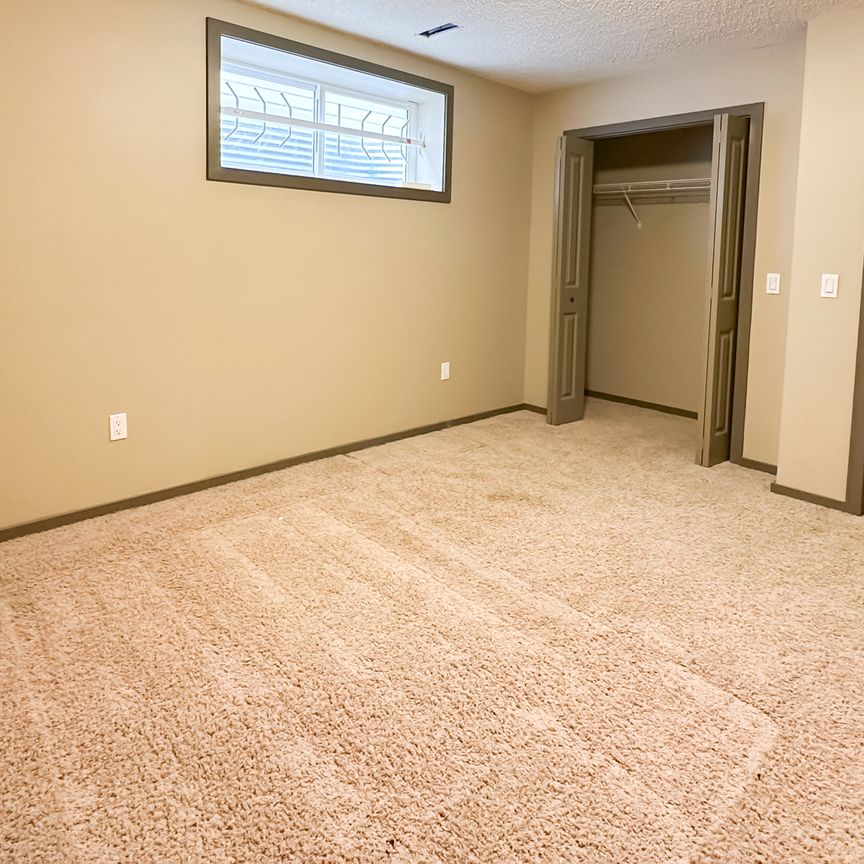 Executive 3+1 Bedroom Home In Springbank Hill . - Photo 1