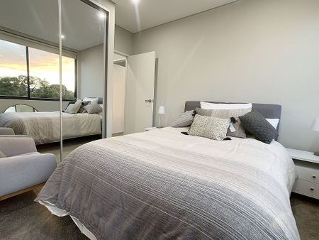 Spacious & Modern Apartment - Photo 2