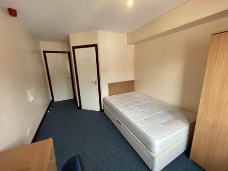 1 bedroom in a house share to rent - Photo 3