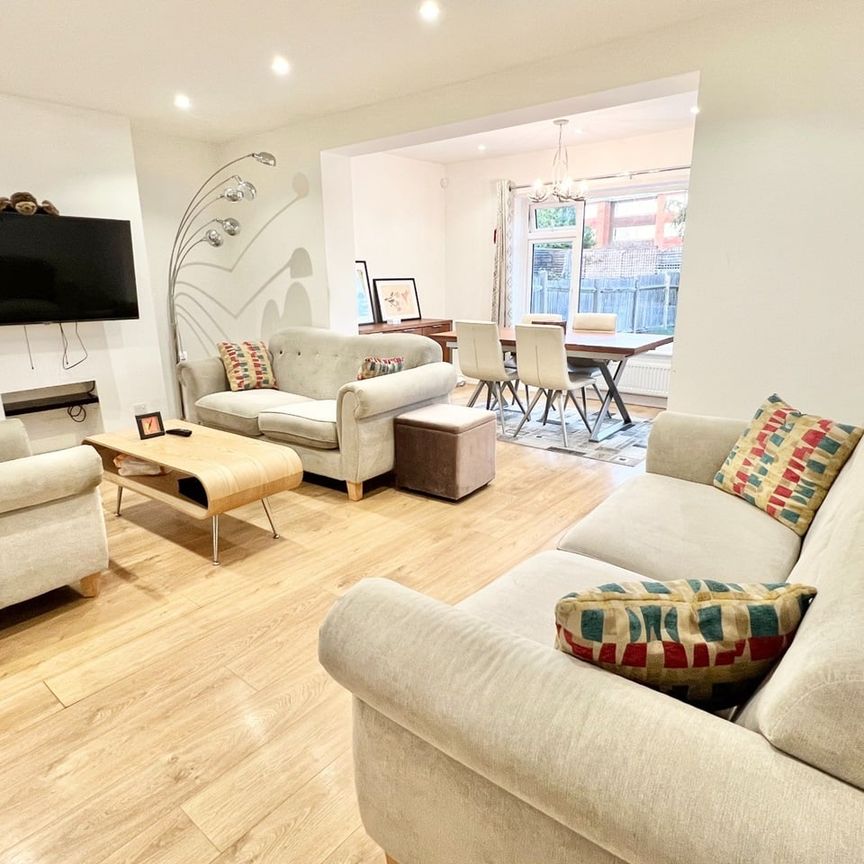 4 Bed Semi-Detached House, Tunstall Road, CR0 - Photo 1