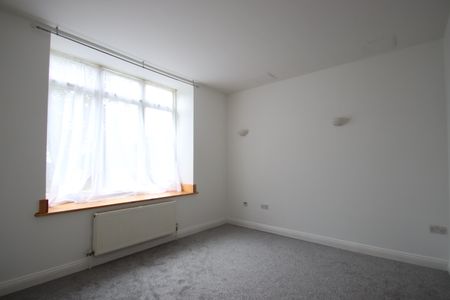 1 Bedroom Ground Floor Flat - Photo 3