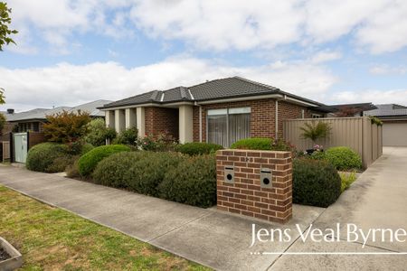 Perfectly presented 2BR, 2BA, private courtyard, High School Zone, spotless condition - Photo 2