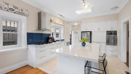 Charming 6-Bedroom Family Home - Photo 5