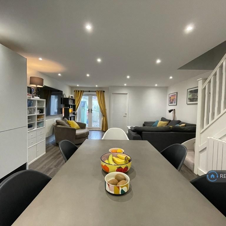 2 bedroom end of terrace house to rent - Photo 1