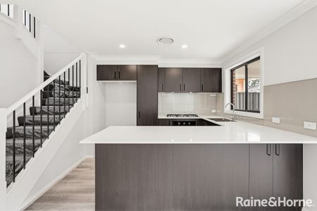 Brand new double-storey residence for lease - Photo 3