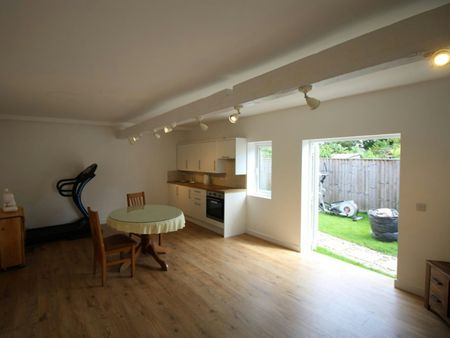 Flat to rent on - Photo 2