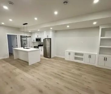 Bright & Modern 2-Bedroom Basement Suite in Rosscarrock | 914 42 St... - Photo 1