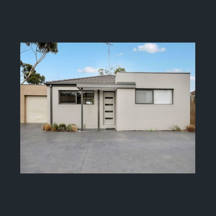 Ideally located Townhouse! - Photo 1