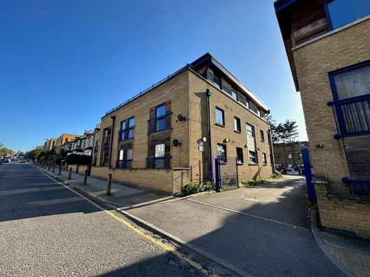 2 Bed Flat, Victoria Way, SE7 - Photo 1