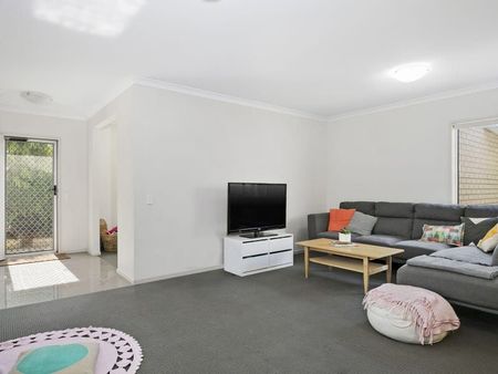 Family Home On The Lake - Photo 2