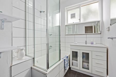 Ground Floor Secure Apartment in Prahran - Photo 4