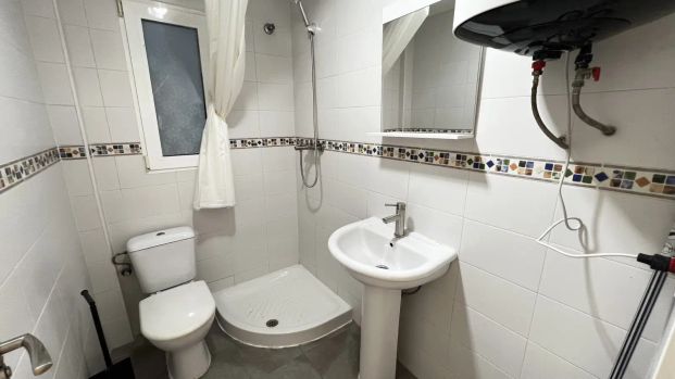Room in a shared 5-bedroom apartment for rent in La Vega Baixa, professionals only - Photo 1
