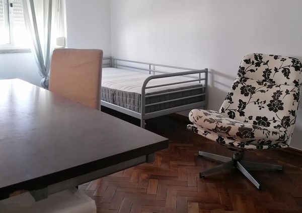 Partilho apartamento com jovem profissional ou estudante