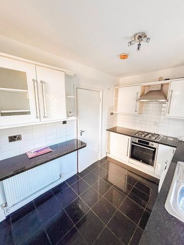 3 bedroom detached house to rent - Photo 4