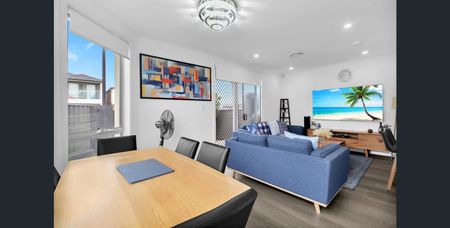 Modern 5-bedroom townhouse with solar-powered living. - Photo 2