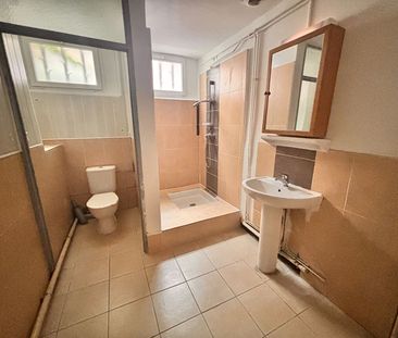 NIMES- MAGNIFIQUE MAISON DE VILLE T3 DE 60 M2 AVEC COUR , - Photo 5