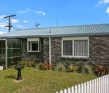 Excellent location - stone's throw to the shops! - Photo 5
