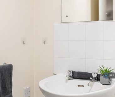 1 bedroom in a flat share to rent - Photo 3