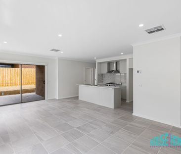 Modern Family Living with Space, Style & Seamless Indoor-Outdoor Ap... - Photo 5