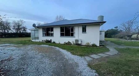 3 Bedroom Farmhouse - Photo 3