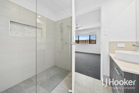 SLEEK & STYLISH NEAR NEW BUILD - GREAT SIZE BACKYARD! - Photo 4