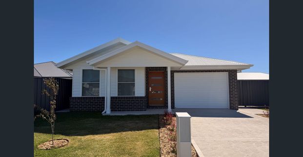 MODERN CAERLEON HOME - Photo 1