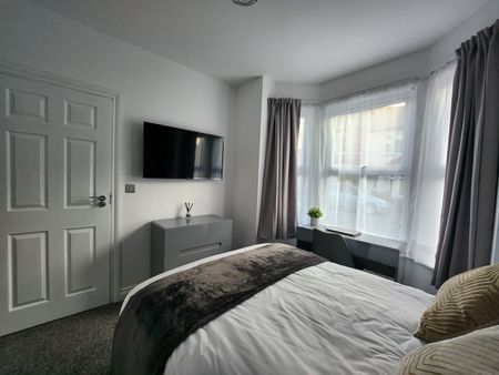 Room in a Shared House, Salisbury Road, RG30 - Photo 3