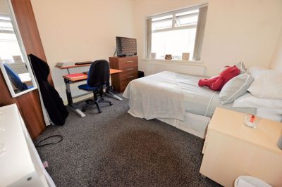 4 bedroom House in Stanmore Crescent, Leeds - Photo 5