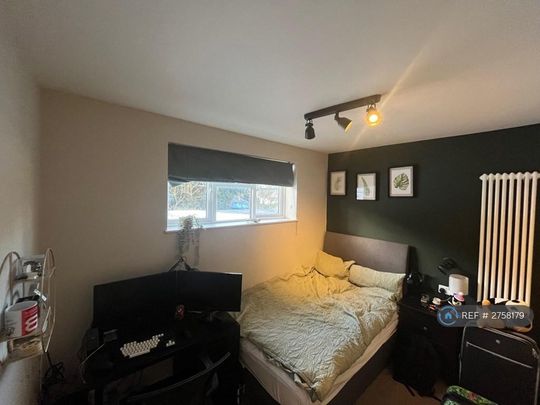 1 bedroom in a house share to rent - Photo 1