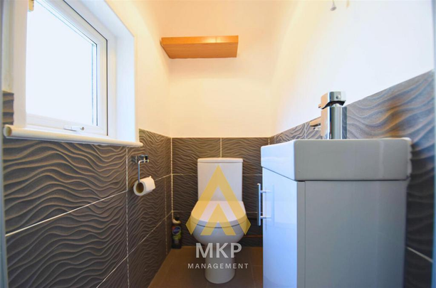 5 bedroom end of terrace house to rent - Photo 1