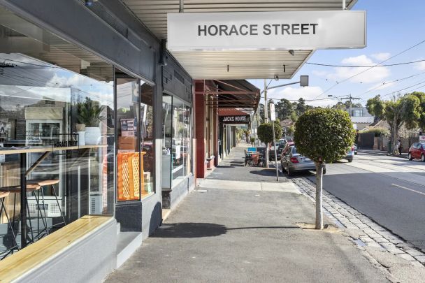 Ideal apartment living in Glen Iris - Photo 1