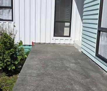Large 4 bedroom sun-filled family home - Photo 3
