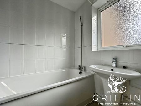 Long Riding, Basildon, SS14 - Photo 3