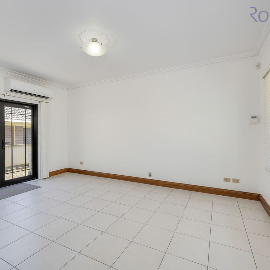 Spacious Two Bedroom Townhouse With Single Garage. - Photo 1