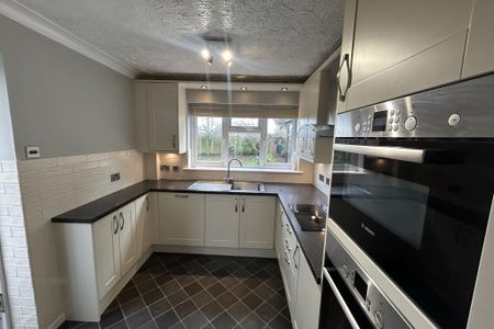 3 bedroom semi-detached house to rent - Photo 2