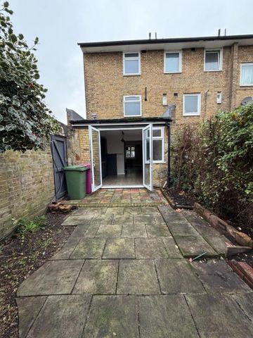 3 bedroom semi-detached house to rent - Photo 4