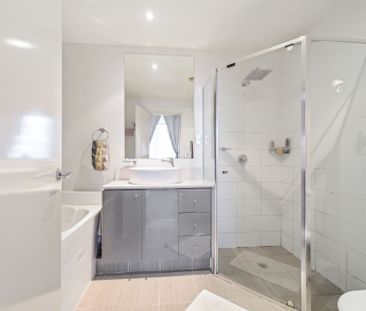 Sun drenched, cool and ultra private apartment with timber floors - Photo 2