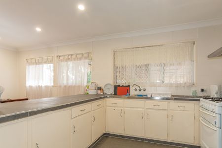 6 Wallace Street, Redcliffe QLD 4020 - House For Rent | Domain - Photo 5