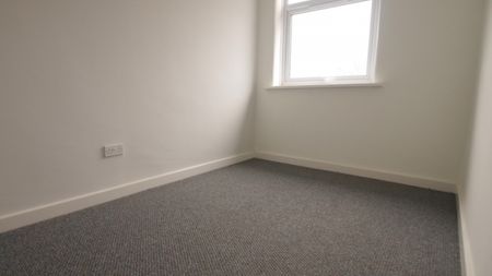 3 Bedroom Terraced House - Photo 3