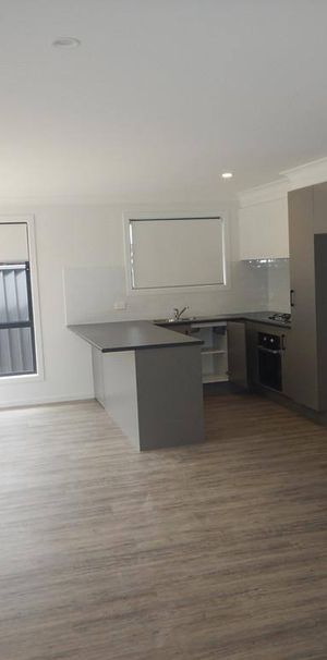 3 BEDROOM TOWNHOUSE - Photo 1